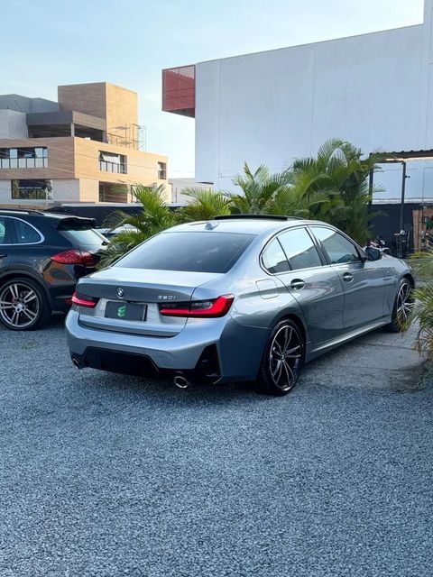 BMW 320i na cor cinza, vista traseira em três quartos (foto 7 de 16)