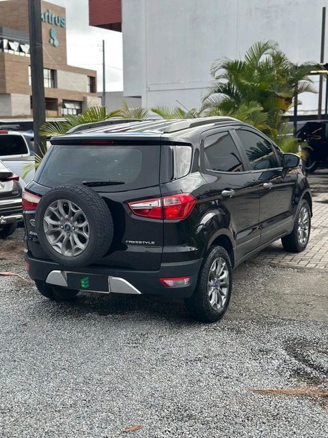 Ford EcoSport na cor preta, vista traseira em três quartos (foto 6 de 16)