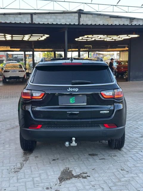 Jeep Compass na cor preta, vista de trás