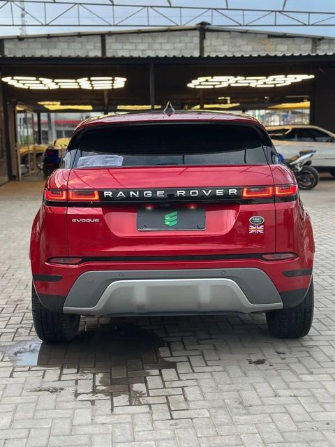 Land Rover Range Rover Evoque na cor vermelha, vista de trás