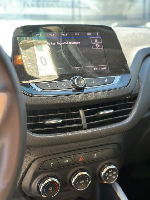 Chevrolet Onix Plus, central multimídia e comandos do painel