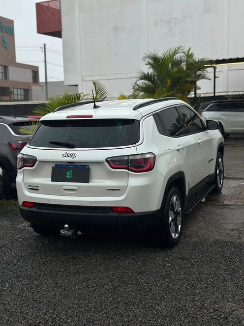 Jeep Compass na cor branca, vista traseira em três quartos (foto 6 de 16)
