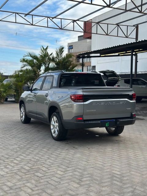 Chevrolet Montana na cor prata, vista traseira em três quartos (foto 5 de 17)