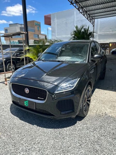 Jaguar E-Pace na cor preta, vista dianteira em três quartos (foto 5 de 17)