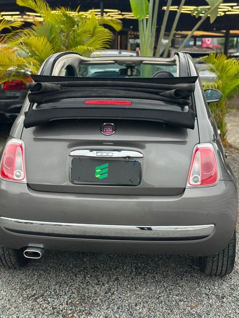 Fiat 500 na cor cinza, vista de trás