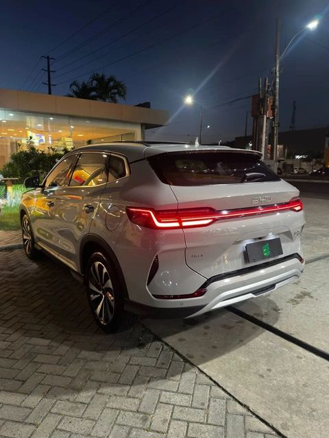 BYD Song Plus na cor cinza, vista traseira em três quartos (foto 5 de 17)