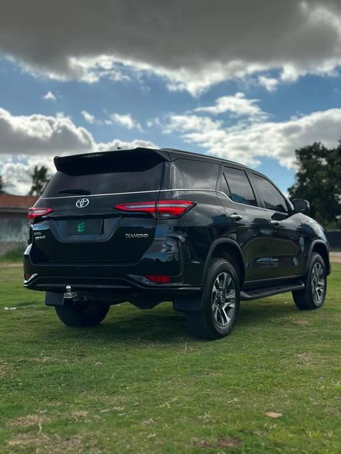 Toyota Hilux SW4 na cor preta, vista traseira em três quartos (foto 3 de 20)