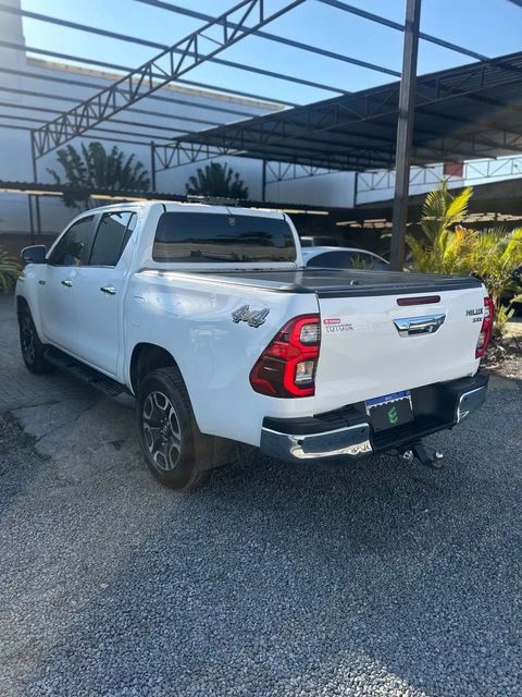 Toyota Hilux na cor branca, vista traseira em três quartos (foto 5 de 17)