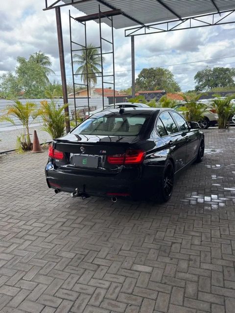 BMW 320i na cor preta, vista de trás
