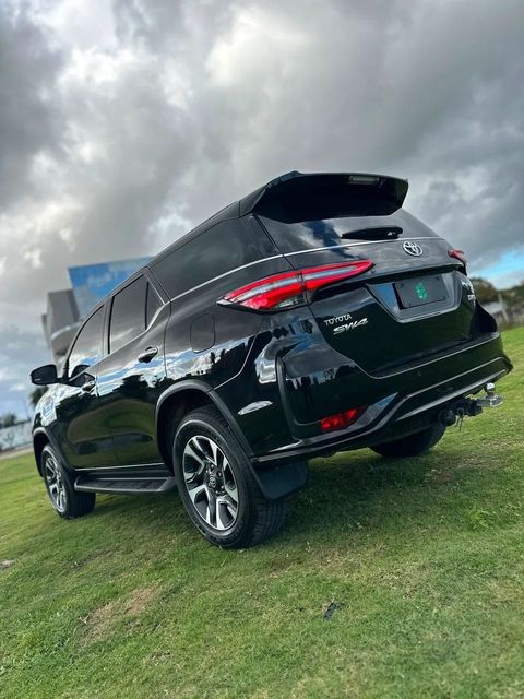 Toyota Hilux SW4 na cor preta, vista traseira em três quartos (foto 4 de 20)
