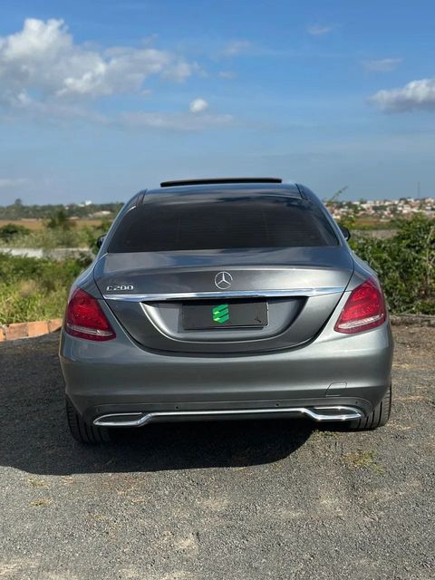 Mercedes-Benz C 200 na cor cinza, vista de trás