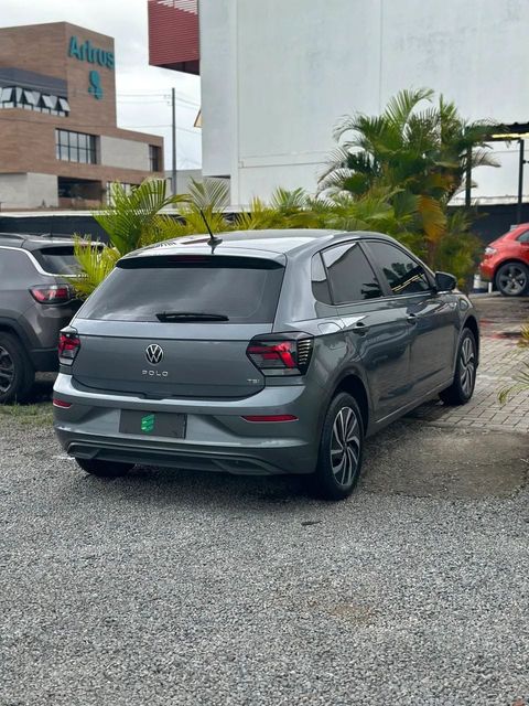 Volkswagen Polo na cor cinza, vista traseira em três quartos (foto 4 de 19)
