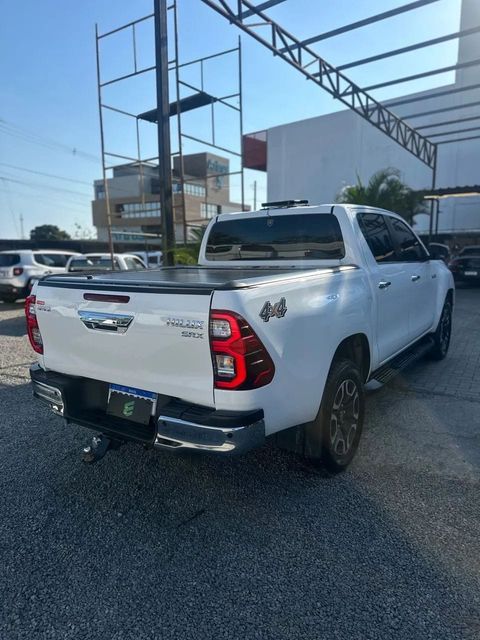 Toyota Hilux na cor branca, vista traseira em três quartos (foto 6 de 17)