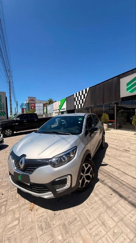Renault Captur na cor prata, vista dianteira em três quartos (foto 11 de 19)