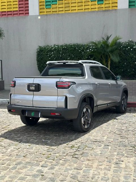 Fiat Toro na cor prata, vista traseira em três quartos (foto 5 de 19)