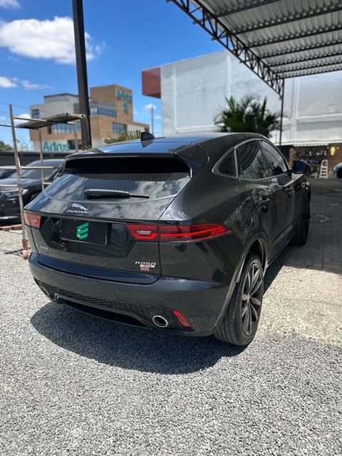 Jaguar E-Pace na cor preta, vista traseira em três quartos (foto 6 de 17)