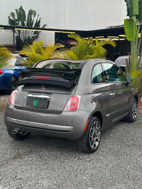 Fiat 500 na cor cinza, vista traseira em três quartos (foto 5 de 17)