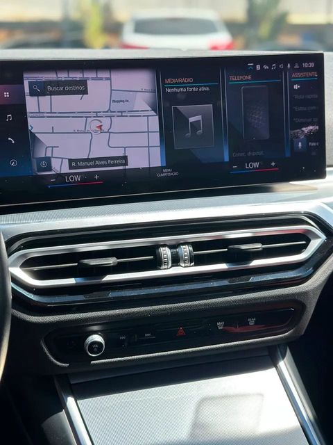 BMW 320i, central multimídia e comandos do painel