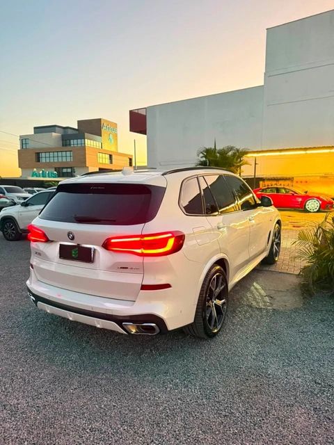 BMW X5 na cor branca, vista traseira em três quartos