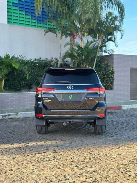 Toyota Hilux SW4 na cor preta, vista de trás