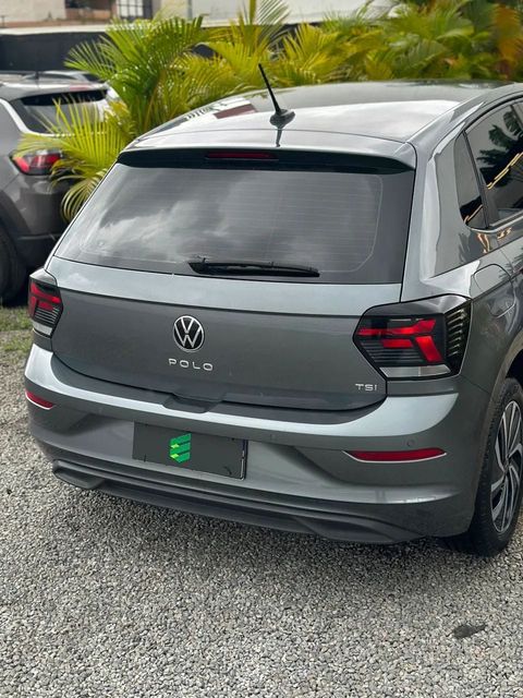 Volkswagen Polo na cor cinza, vista de trás