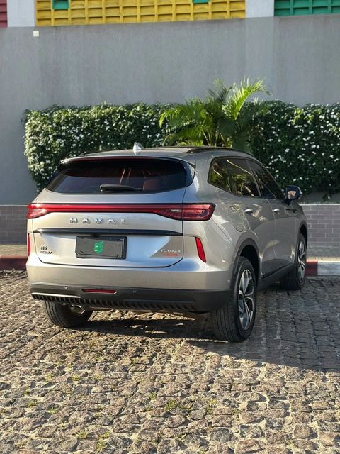GWM Haval H6 na cor cinza, vista de trás (foto 5 de 19)