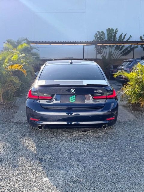 BMW 330i na cor azul, vista de trás