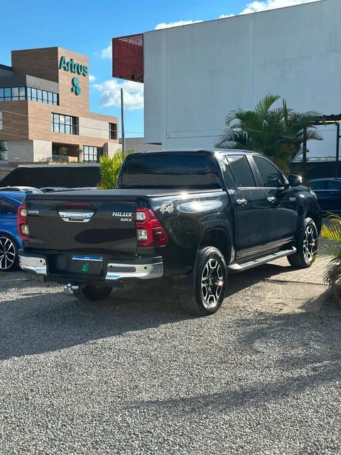 Toyota Hilux na cor preta, vista traseira em três quartos (foto 5 de 18)
