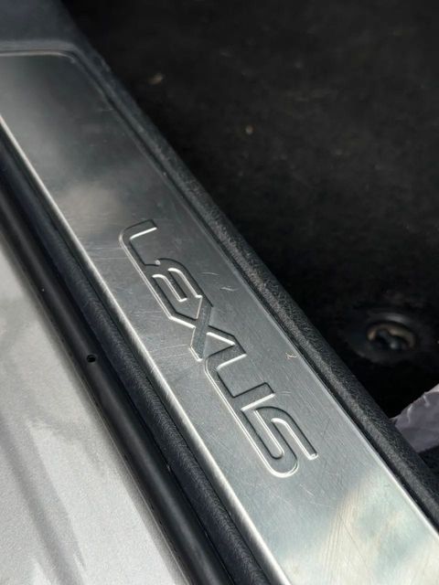 Lexus UX 250h, soleira da porta