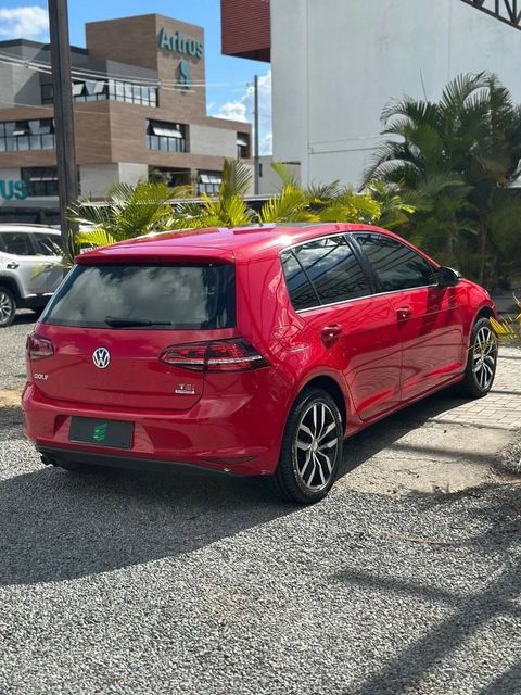 Volkswagen Golf na cor vermelha, vista traseira em três quartos (foto 6 de 16)