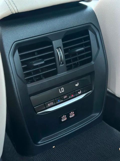 BMW 320i, saídas de ar para o banco traseiro