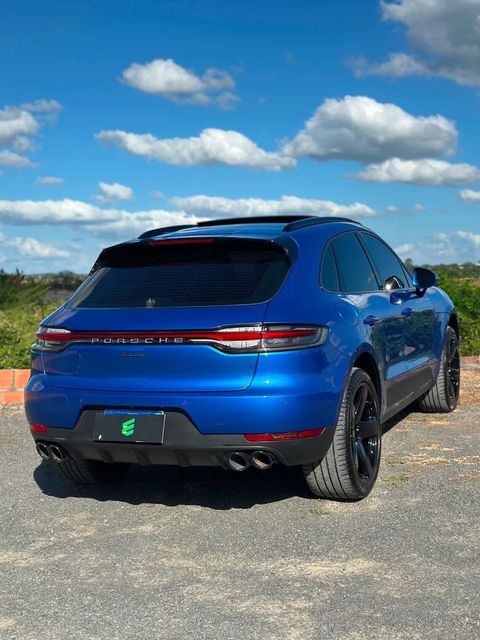 Porsche Macan na cor azul, vista traseira em três quartos