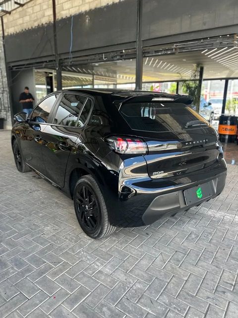 Peugeot 208 na cor preta, vista traseira em três quartos (foto 5 de 13)