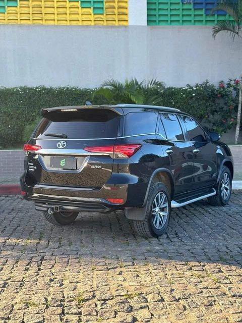 Toyota Hilux SW4 na cor preta, vista traseira em três quartos (foto 6 de 19)