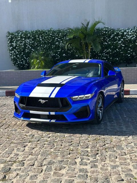 Ford Mustang na cor azul com faixas brancas, vista dianteira em três quartos (foto 5 de 20)