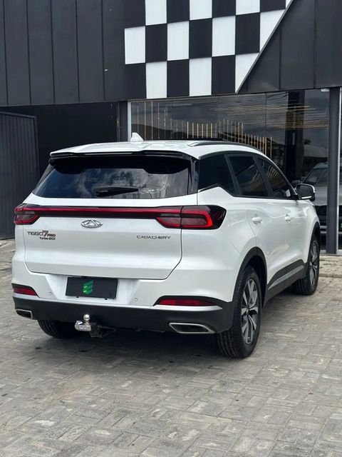 Chery Tiggo 7 na cor branca, vista traseira em três quartos (foto 5 de 20)