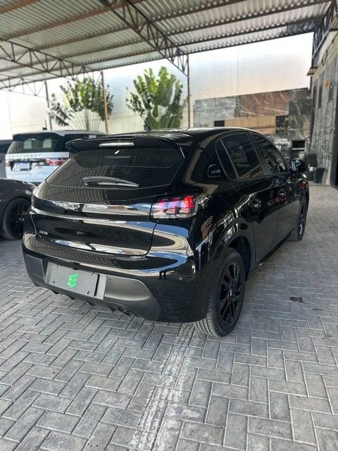 Peugeot 208 na cor preta, vista traseira em três quartos (foto 6 de 13)