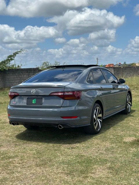 Volkswagen Jetta na cor cinza, vista traseira em três quartos