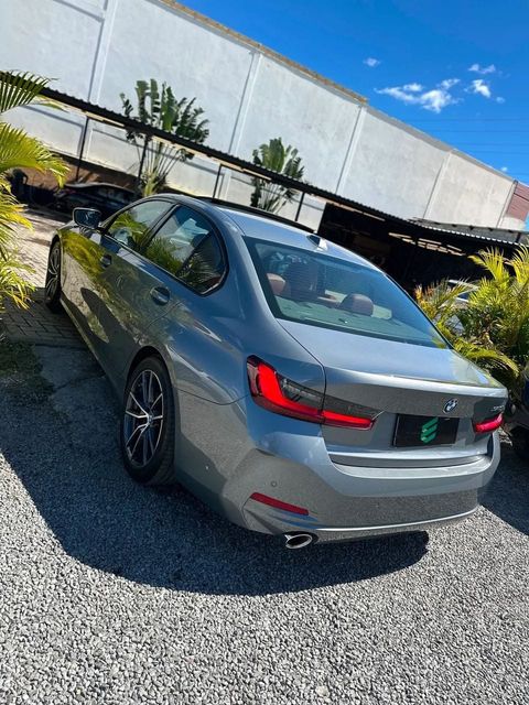 BMW 320i na cor cinza, vista traseira em três quartos